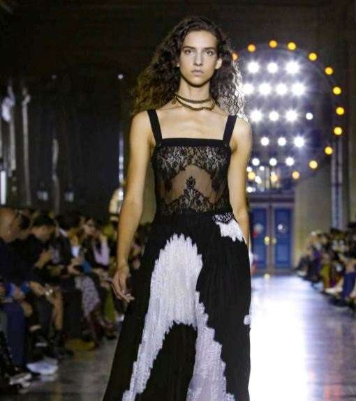 موضة الأقمشة المتداخلة من توقيع علامة جيفنشي Givenchy