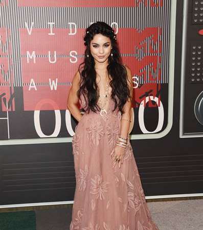 فانيسا هادجنز في حفل VMAs 2015 بفستان من توقيع Naeem Khan