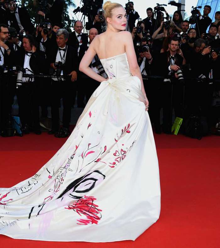 Elle Fanning بفستان بقصة الاميرة من فيفيان ويستوود في مهرجان كان السينمائي 2017