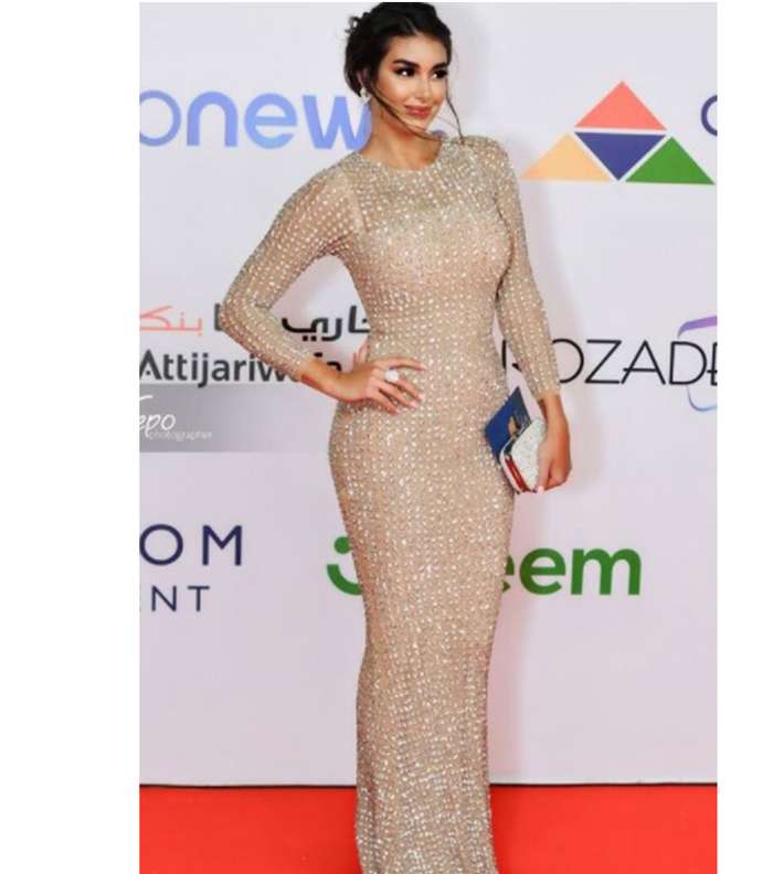 فساتين سهرة ضيقة وطويلة