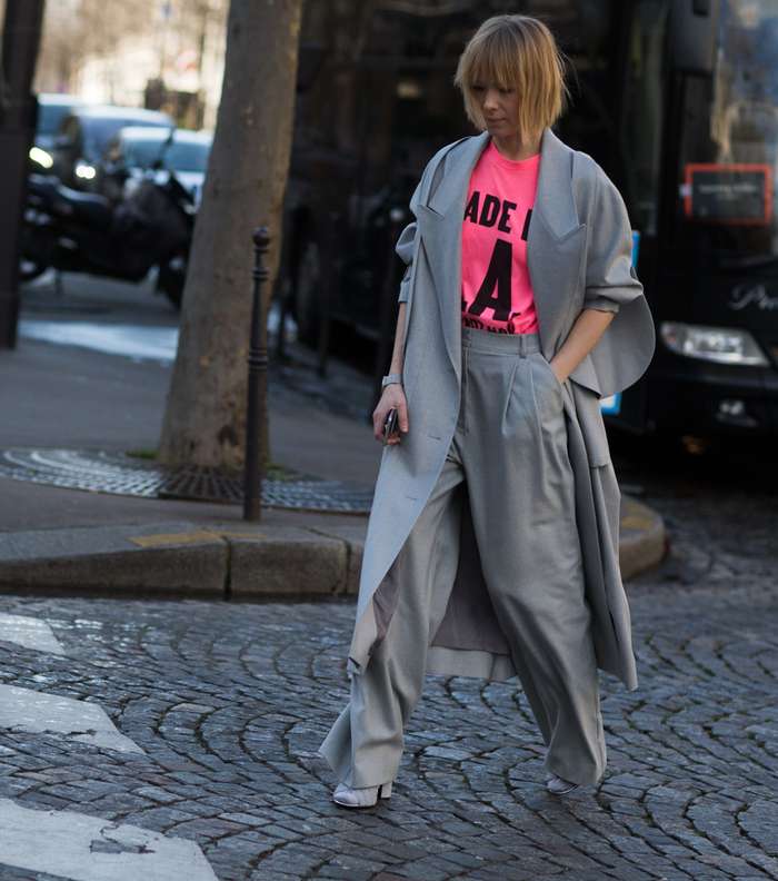 موضة السروال الواسع مع السترة الطويلة والـ T Shirt المطبعة بالعبارات من شوارع باريس