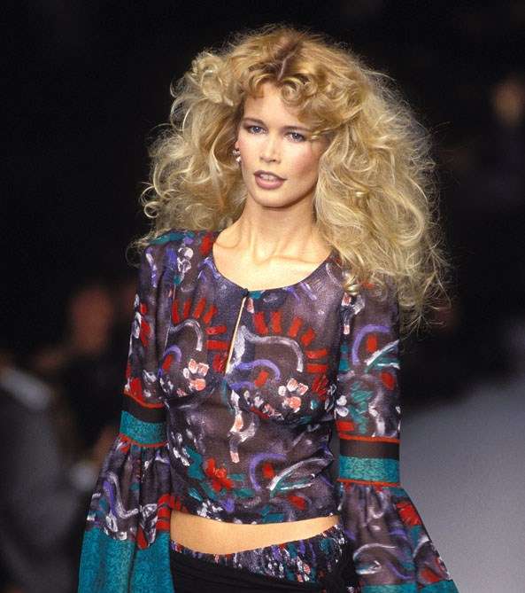 كلوديا شيفير باطلالة هيبي خلال عرض ازياء كلوي لسنة 1996