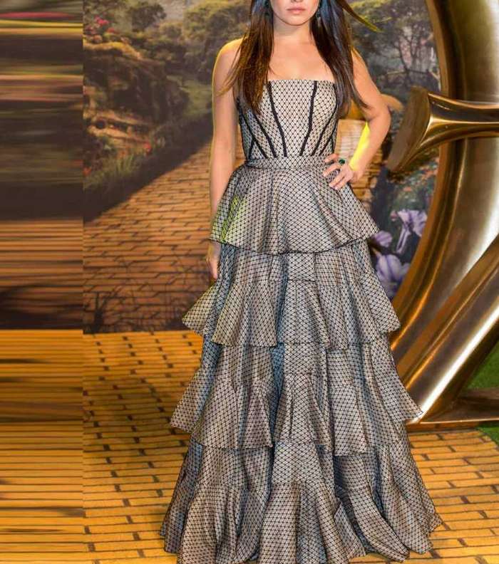 ميلا كونيس تختار فستان الكسندر ماكوين سنة 2013