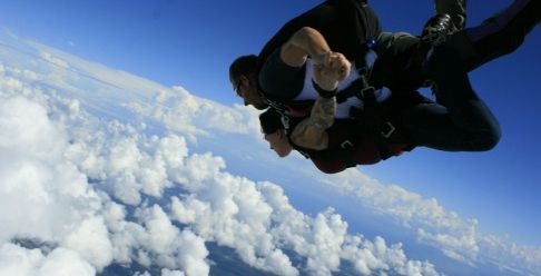 بلدان رائعة لتجربة الـ skydiving للمرّة الأولى!