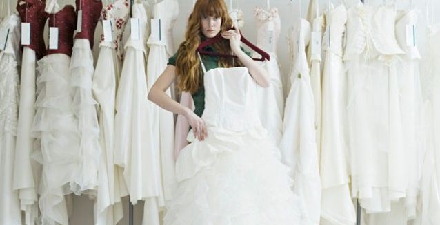 مواصفات الشخص الذي يرافقك لاختيار فستان الزفاف | اختيار فساتين عرايس