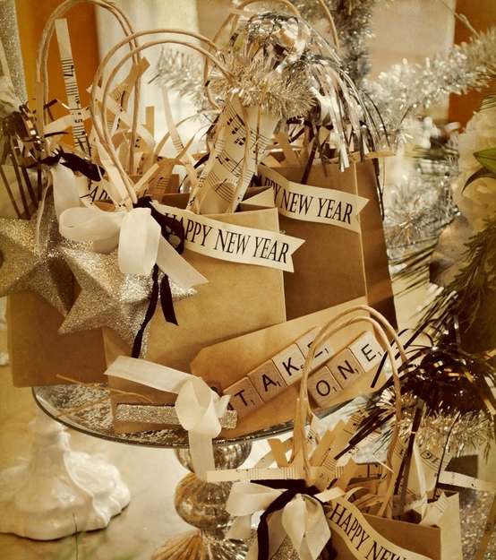 زينة وسط المائدة بأكسسوارات تدلّ على الهدايا والموسيقى