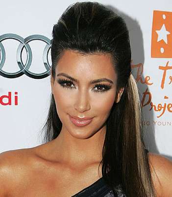 كيم بتسريحة النصف الرفعة