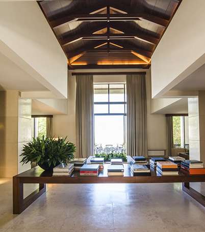 صورة لاحدى غرف المعيشة داخل المنزل الجبلي لإيلي صعب