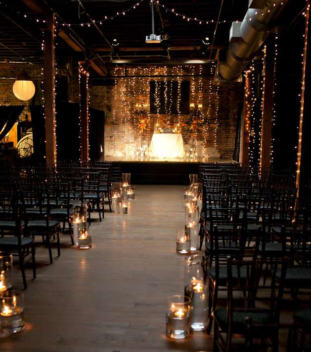 الشموع تحدد مسار العروسين عند دخولهما إلى الصالة