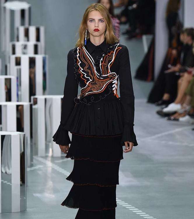 موضة الفستان الطويل بالكشاكش من ماري كاترانتزو لصيف 2017