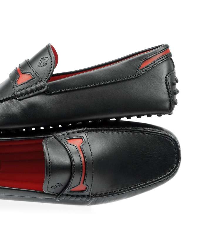 حذاء جلديّ أسود من Tod's صمّم خصيصاً لـFerrari