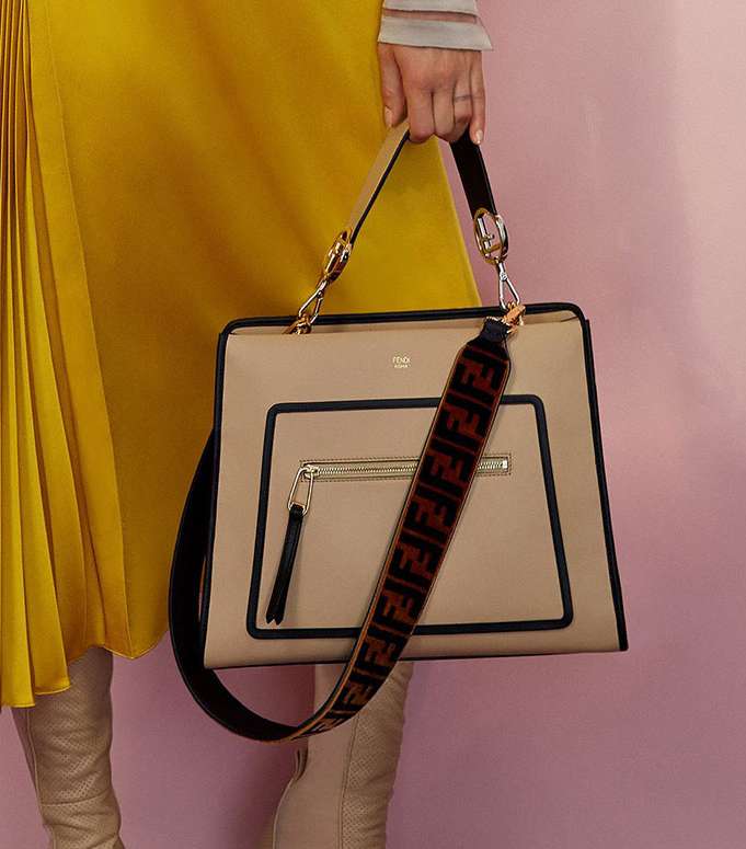 حقيبة مميزة من فندي بالحجم المتوسط مع حزام مطبع بنقشة المونوغرام من مجموعة Resort 2018