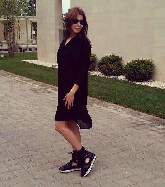 من صيحات الموضة التي تعتمدها نانسي عجرم لإطلالتها اليوميّة، الأحذية الرياضية