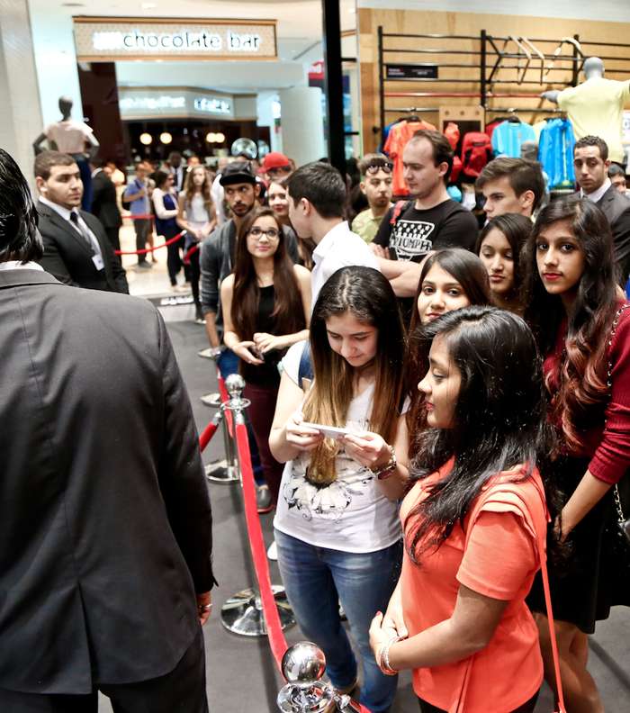 المعجبين يتنظرون لقاء Kiesza في دبي