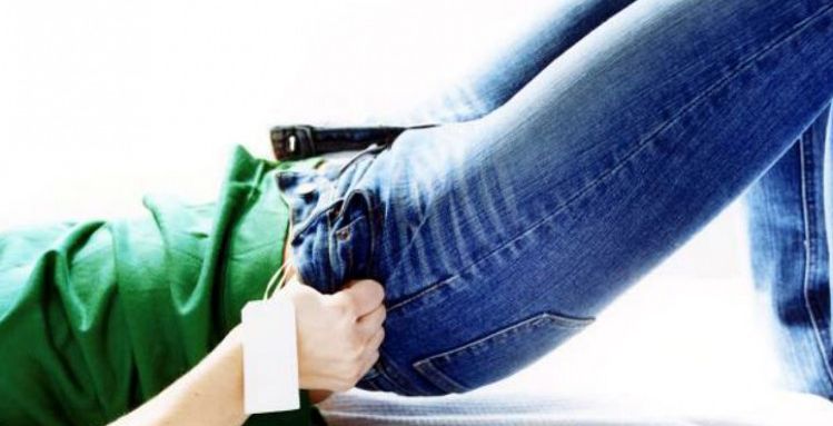 كيفية توسيع سروال الجينز الضيق في المنزل