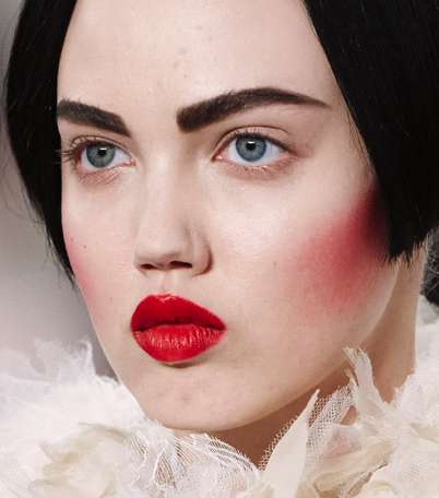 بالصور، أبرز عناوين شعر وماكياج عرض CHANEL  في أسبوع الهوت كوتور الفرنسي