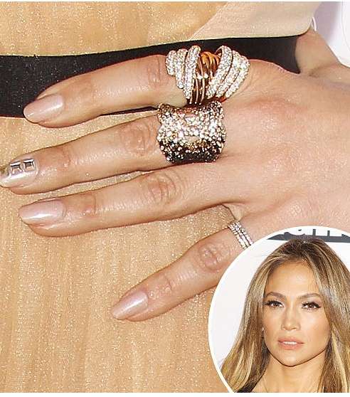 النيود الزهري والخواتم الضخمة مع جينيفر لوبيز 