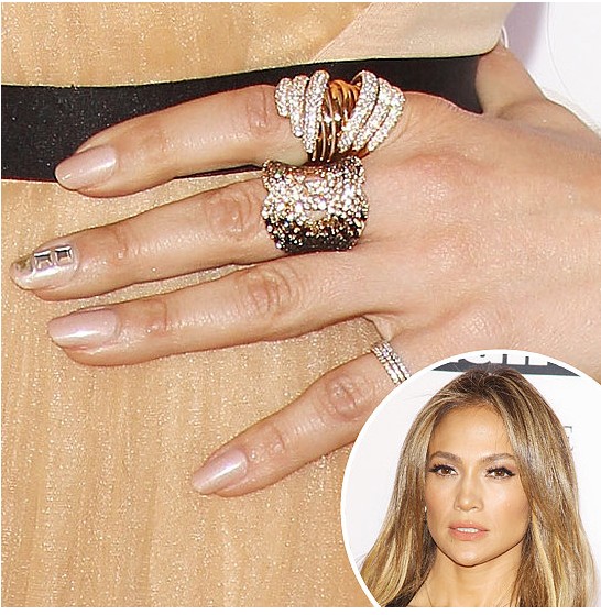 النيود الزهري والخواتم الضخمة مع جينيفر لوبيز