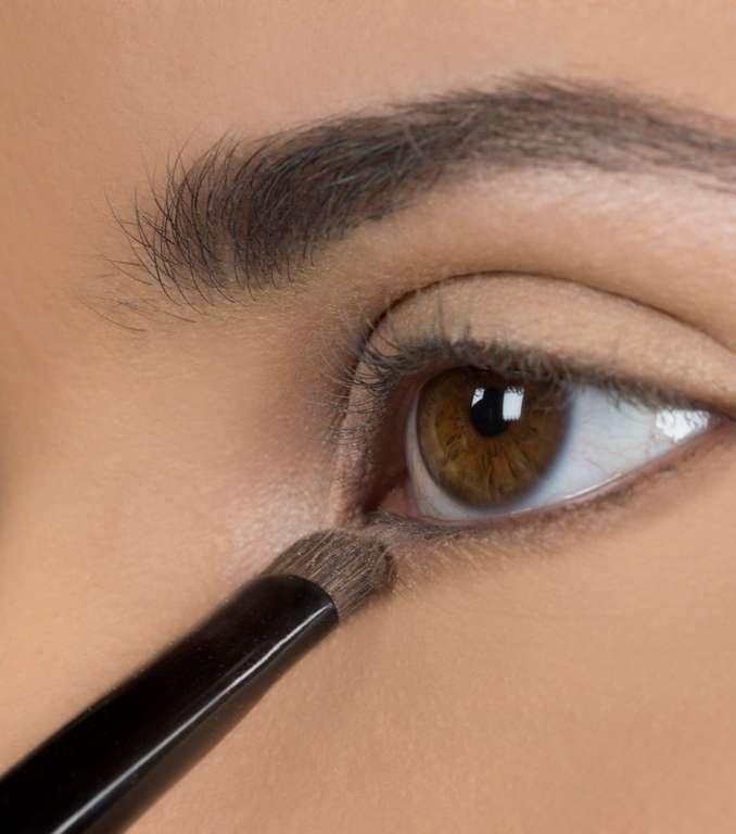  Black Kohl  داخل العينين