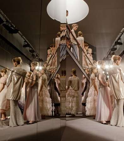 ديكور مميّز لـ CHANEL من عرض ازياء ربيع وصيف 2011
