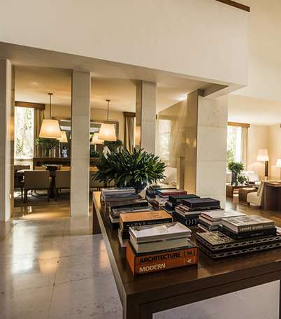 غرفة المعيشة داخل منزل المصمم العالمي إيلي صعب