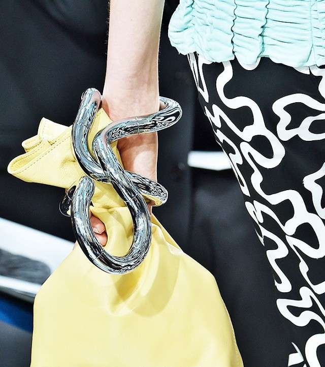 حقيبة بسوار معدني لصيف 2016 من JW Anderson