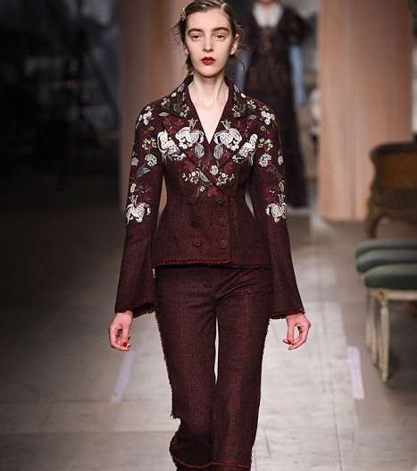 موضة السروال بقصة الكابري مع سترة البلايزر المطبعة من Erdem لشتاء 2017