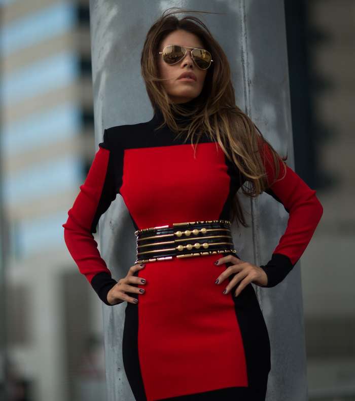 موضة الفساتين الضيقة مع الحزام العريض تعتمدها العنود بدر وتختارها من مجموعة بالمان لصالح H&M