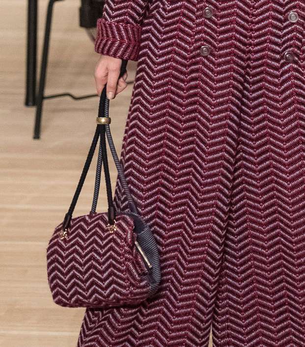 حقيبة بقماش تويدي وخطوط غير مستقيمة من CHANEL Metiers d'art 2018