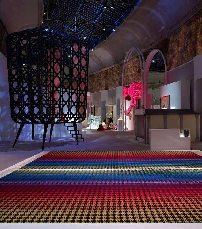 النقوش المربعة تعود بنا إلى زمن قارورة Miss Dior العام العام 1950