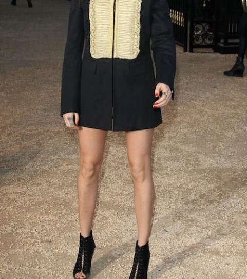 عارضة الازياء كارا ديليفين خلال عرض ازياء بربري في لوس انجلوس