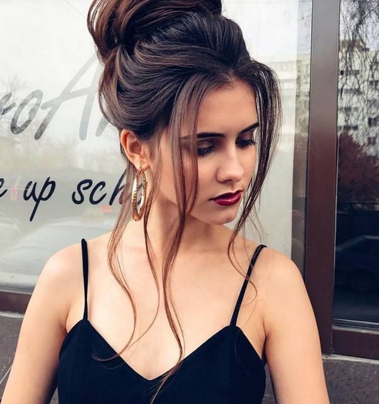 تسريح شعر ناعمه مرفوعة