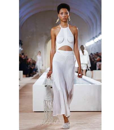 تعرفي على مجموعة Balenciaga للملابس الجاهزة لربيع وصيف 2016