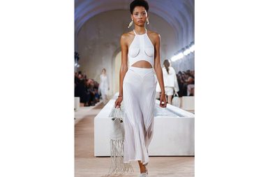 تعرفي على مجموعة Balenciaga للملابس الجاهزة لربيع وصيف 2016