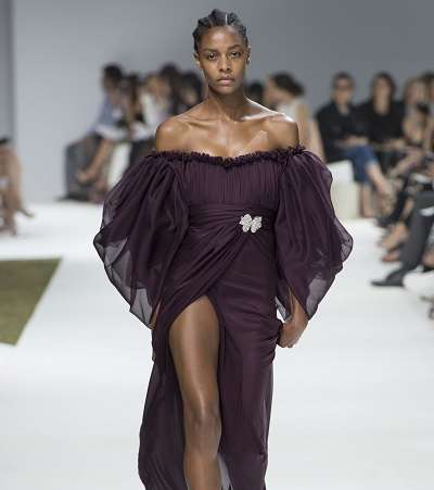 موضة الـ Off Shoulders مع ازياء جيامباتيستا فالي الراقية