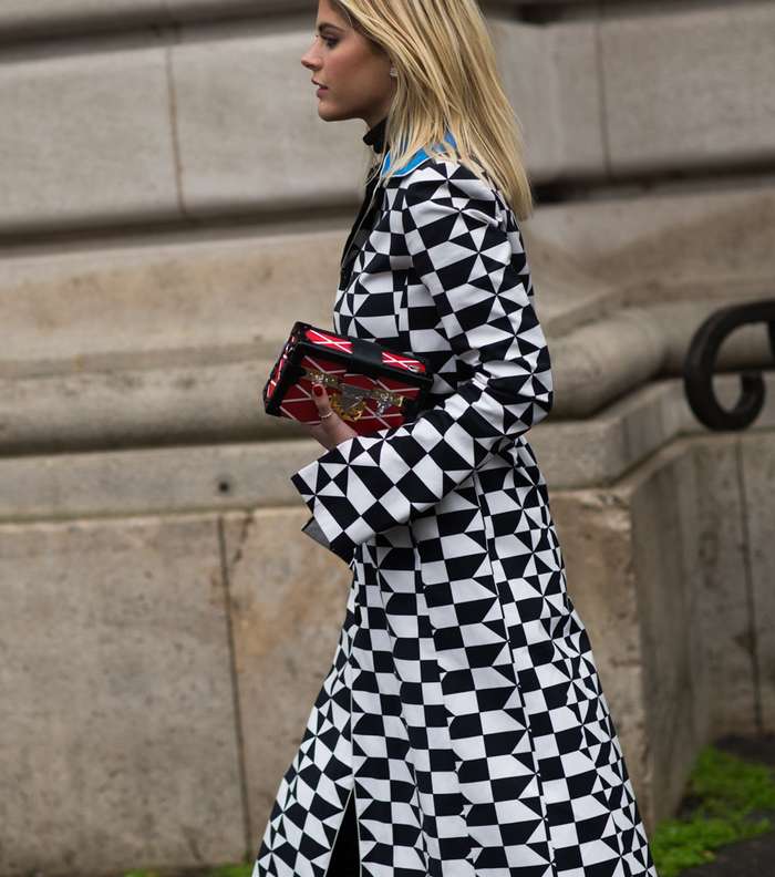 موضة المعطف الماكسي بنقشة الـ Checkered Pattern في شوارع باريس
