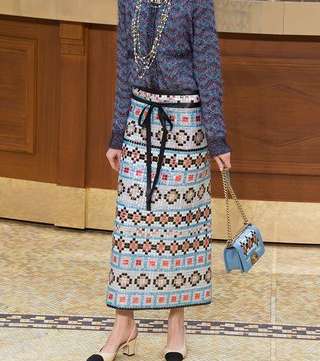 لشتاء 2016 اختاري التنورة الماكسي المطبعة من CHANEL