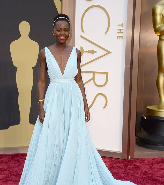 من أجمل إطلالات النجمات في حفل الأوسكار 2014، إطلالة لوبيتا نيونجو بفستان برادا