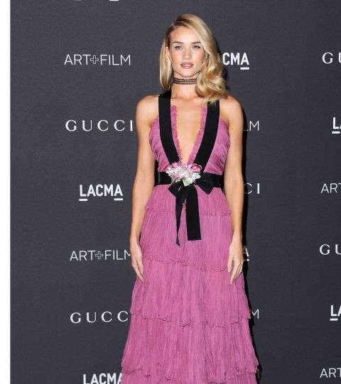 روزي هانتيغتون بفستان زهري من غوتشي في حفل لاكما