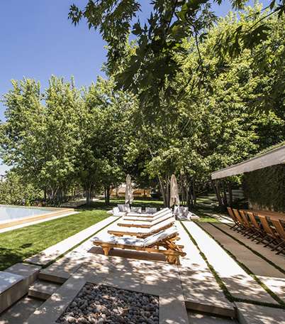 بركة االسباحة التابعة لمنزل ايلي صعب الفاخر في فقرا