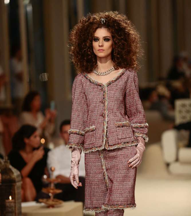CHANEL يعيد إحياء موضة القفازات الملوّنة 