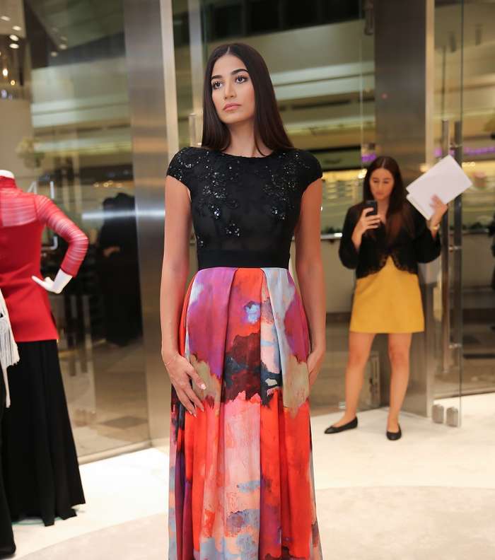فستان مميز من مجموعة انجي باريس الاخيرة خلال حفل افتتاحها متجرها الاول في الرياض