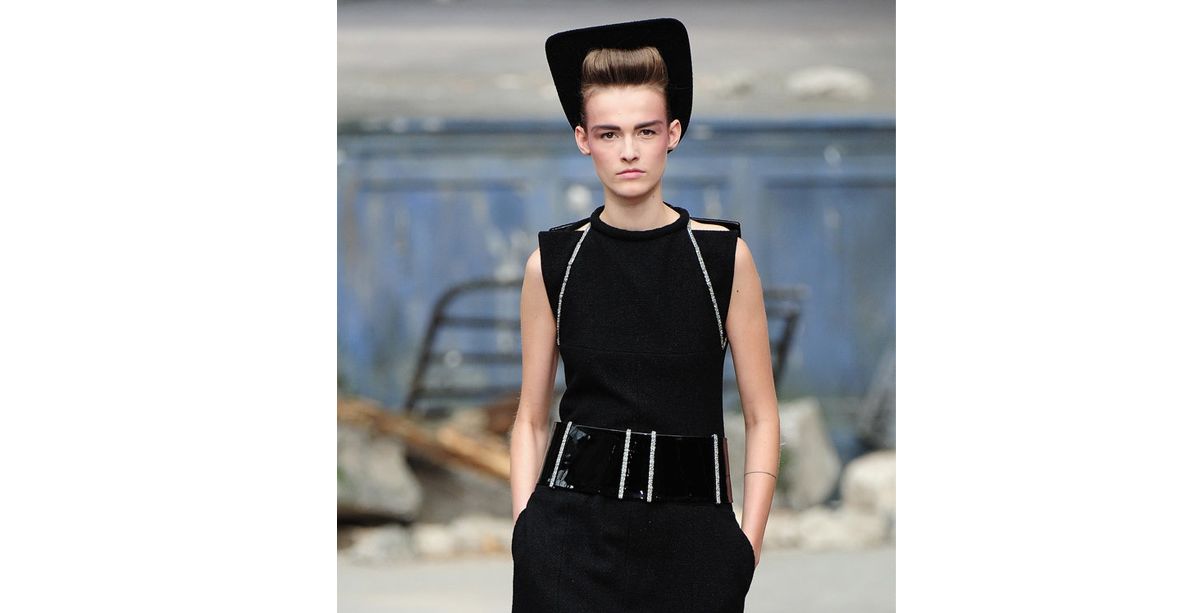 CHANEL تطلق قصة الفستان الاسود الشهيرة