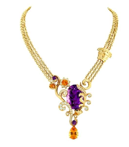 عقد مميّز من مجموعة مجوهرات Versace