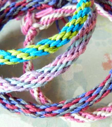 طريقة عمل اساور بالخيوط