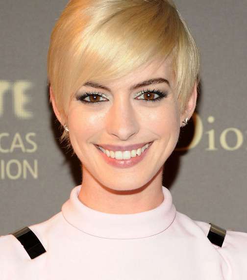 الأشقر القصير يزين اطلالة آن هاثاواي 