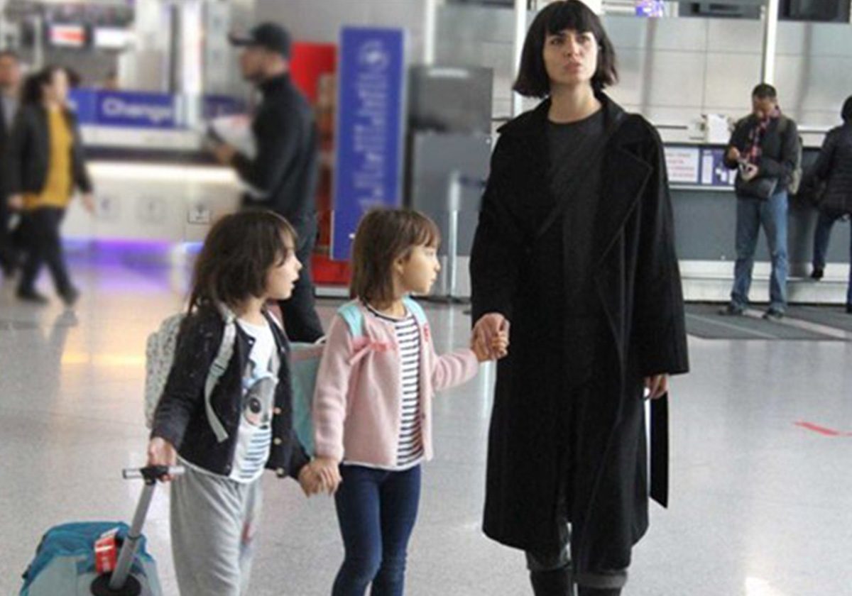 توبا برفقة ابنتيها في المطار للتوجه في باريس