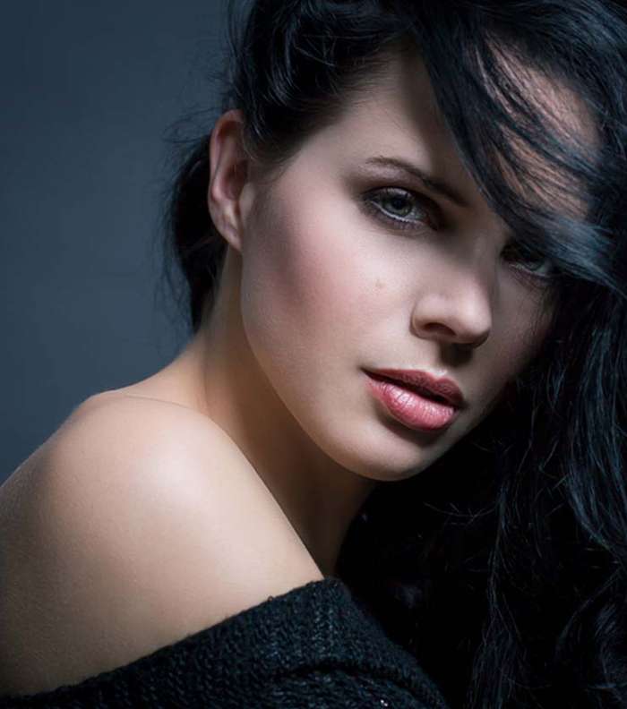 4 تسريحات شعر تناسب صيحة الـOff-Shoulders