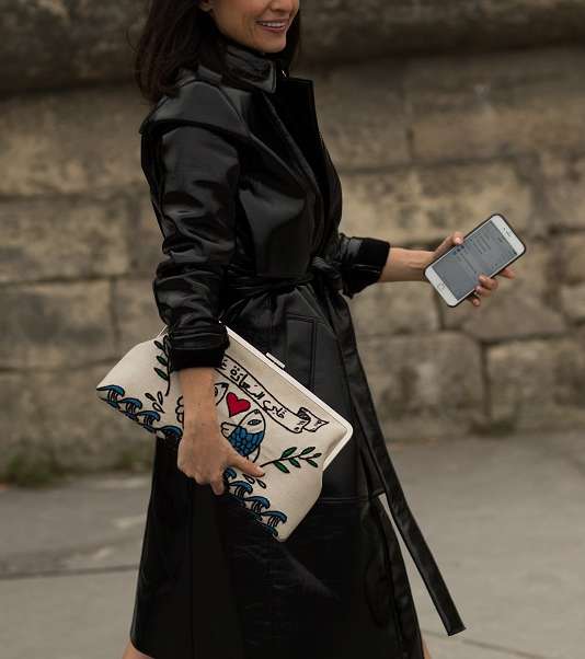 المدونة سمر يوسف  في شوارع باريس في اليوم الثاني من اسبوع الموضة