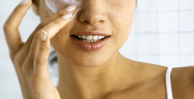 اهم المعلومات والاخبار عن كريم للعناية ببشرة العيون 